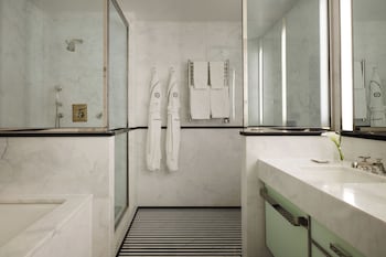 Superior Courtyard Queen Room