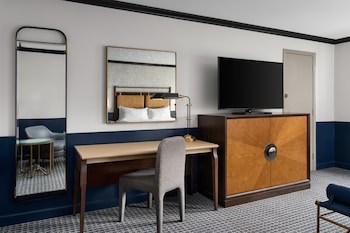 Superior Room, 1 King Bed (Wet bar)