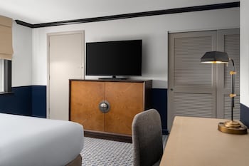 Room, 1 King Bed, Accessible (Roll-In Shower)