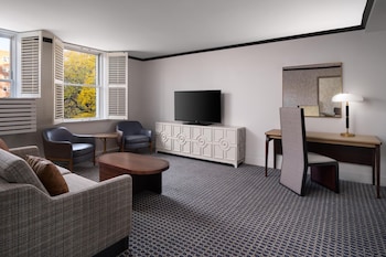 Suite, 1 King Bed, Accessible (Roll-In Shower)