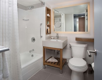 City Room, 1 King Bed