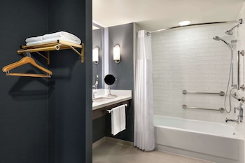Room, 2 Queen Beds, Accessible, Bathtub (Mobility & Hearing)