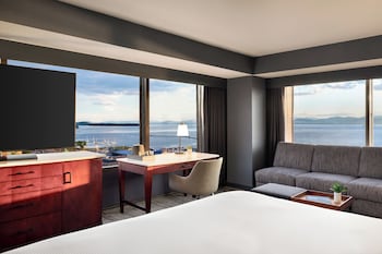 Room, 1 King Bed, Lake View (Panoramic)