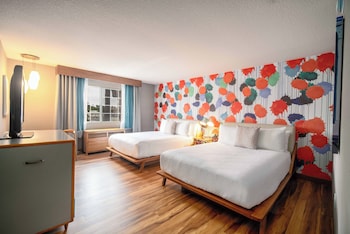 Room, Roll-in Shower, City View (Boulevard, 2 Queen)