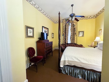 Room, 1 Queen Bed (Octavia Dockery)