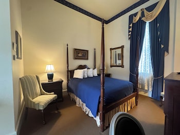 Room, 1 Queen Bed (Louis J. Winston)