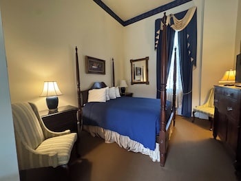 Room, 1 Queen Bed (Louis J. Winston)