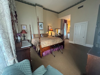 Room, 1 King Bed (Richard Wright)