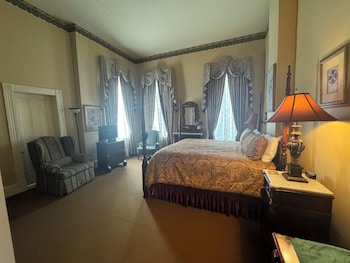 Room, 1 King Bed (Richard Wright)