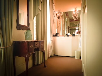 Room, 1 King Bed (William Martin)