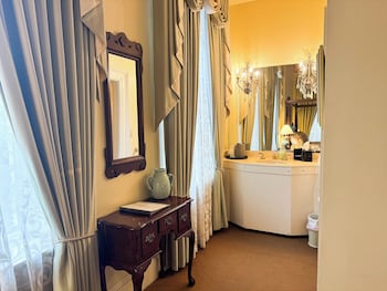 Room, 1 King Bed (William Martin)