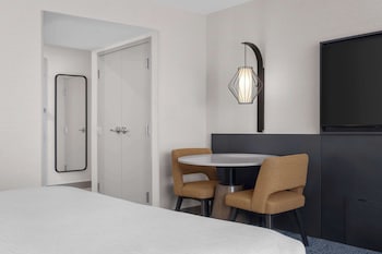 Suite, 1 King Bed, Accessible, Non Smoking (Roll In Shower)