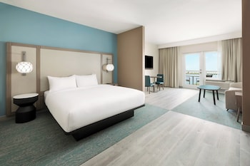 Suite, 1 King Bed with Sofa bed, Mobility Accessible, Bay View (Accessible Bathtub)