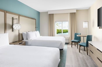 2 Queen Beds, Hearing Accessible, Pool View-Roll-in Shower