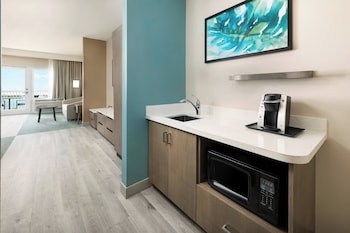 Suite, 1 King Bed with Sofa bed, Mobility Accessible, Bay View (Accessible Bathtub)