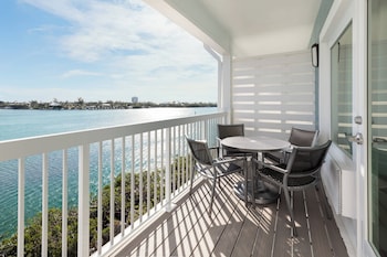 Suite, 1 King Bed with Sofa bed, Mobility Accessible, Bay View (Accessible Bathtub)