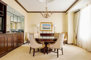 Suite, 1 King Bed (1200 SqFt)