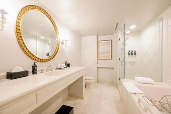 Room, 1 King Bed (Heritage)