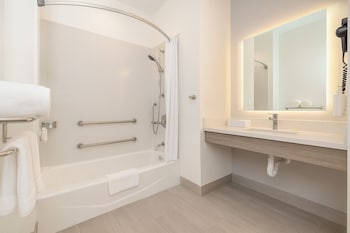 Business Room, 1 Queen Bed, Accessible, Non Smoking (Mobility)