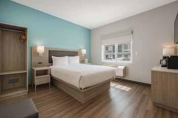 Business Room, 1 Queen Bed, Accessible, Non Smoking (Mobility)