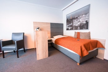 Standard Room, 1 Queen Bed (Cozy Sitting Corner)