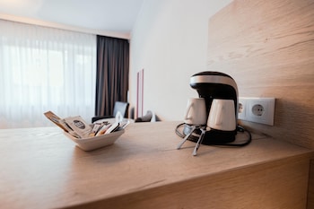 Standard Studio, 1 Queen Bed, Kitchenette (Shower Only)