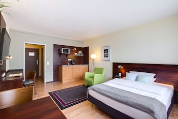 Standard Studio, 1 Queen Bed, Kitchenette (Shower Only)