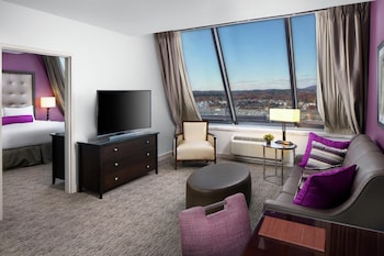Suite, 1 King Bed, Accessible (Roll-In Shower)