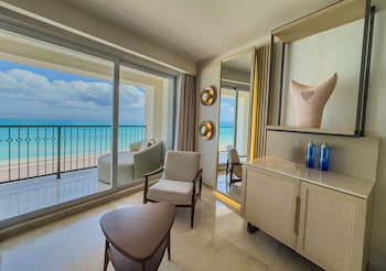 Royal Master Suite Hot Tub adults only +18