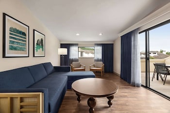 Suite, 1 King Bed, Patio