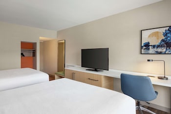 Room, 2 Queen Beds, Balcony, Pool View