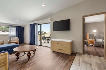 Suite, 1 King Bed, Patio