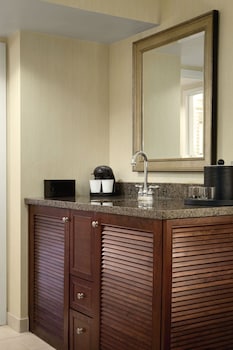 Suite, 1 King Bed, Accessible, Bathtub