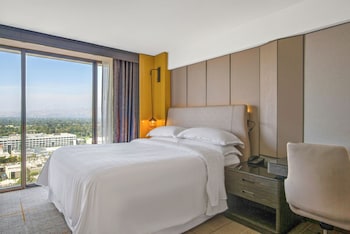 Traditional Room, 1 King Bed (Mobility/Hearing Accessible, Tub)