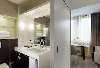 Suite, 1 King Bed, City View