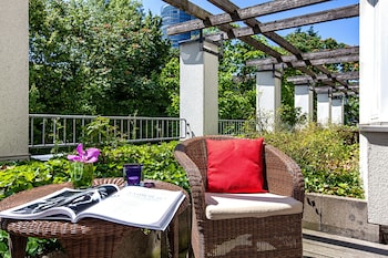 Premium Room, 1 King Bed, Balcony, Garden View