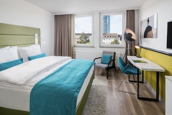 Standard Room, 1 Queen Bed, Garden View