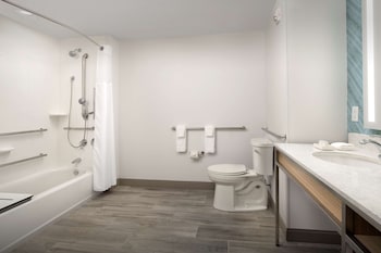 Deluxe Room, 1 King Bed, Accessible, Bathtub