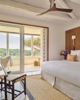 Deluxe Room, Poolside