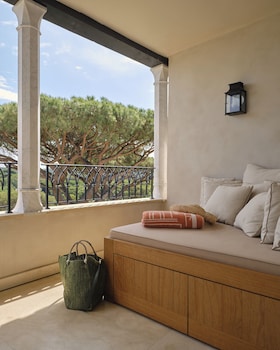 Deluxe Room, Poolside