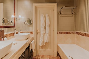 Junior Suite Deluxe Skyline "The Wellington Club" Access