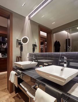 Suite SPA with Terrace "The Wellington Club" Access