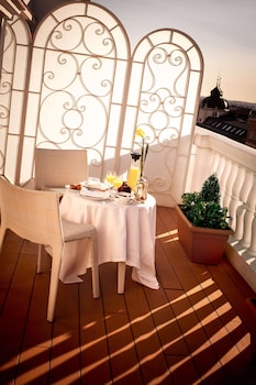 Junior Suite Penthouse Terrace "The Wellington Club" Access