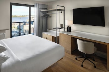 Room, 1 King Bed, Harbor View (Guest Room 1 King, Harbour View)