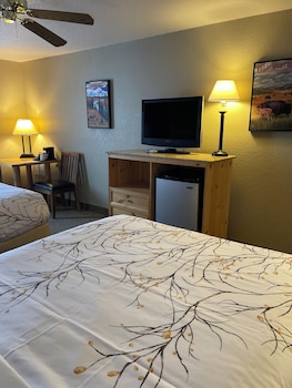 Standard Room, 2 Queen Beds, Refrigerator, Mountain View