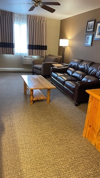 Deluxe Room, 1 King Bed, Refrigerator & Microwave, Mountain View