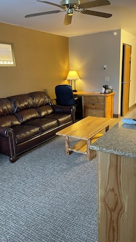Deluxe Room, 1 King Bed, Refrigerator & Microwave, Mountain View