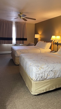 Standard Room, 2 Queen Beds, Refrigerator, Mountain View