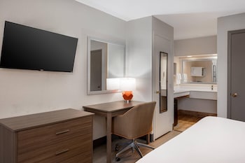 Room, 1 King Bed, Accessible, Smoking