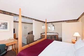 Superior Suite, 1 King Bed, Non Smoking, Fireplace (Hot Tub)